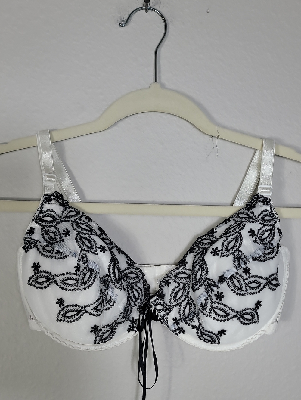 Vintage Frederick’s of Hollywood Lace Up Bra Size 34D White Black Coquette Bride